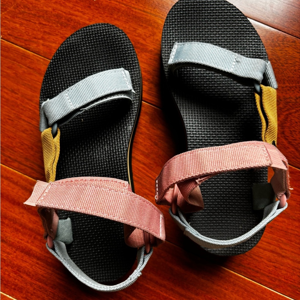 Teva Flatforms in pastels